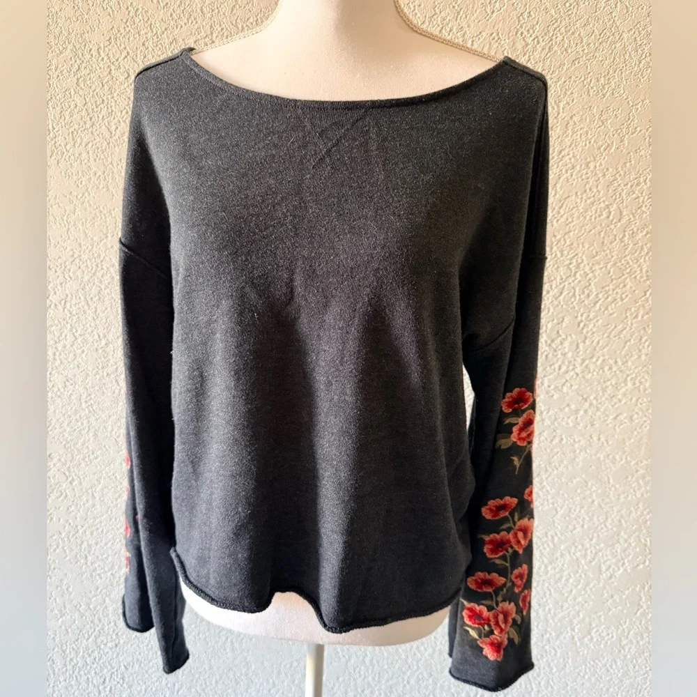 AMERICAN EAGLE‎ OUTFITTERS Floral Embroidered Bell Long Sleeve Sweater Sz Medium